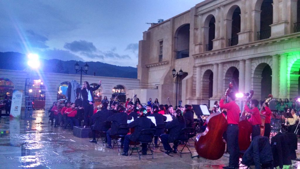 El director de la Orquesta Esperanza Azteca. Jaime Roman dio lo mejor en el desarrollo del concierto con motivo a las fiestas patrias.