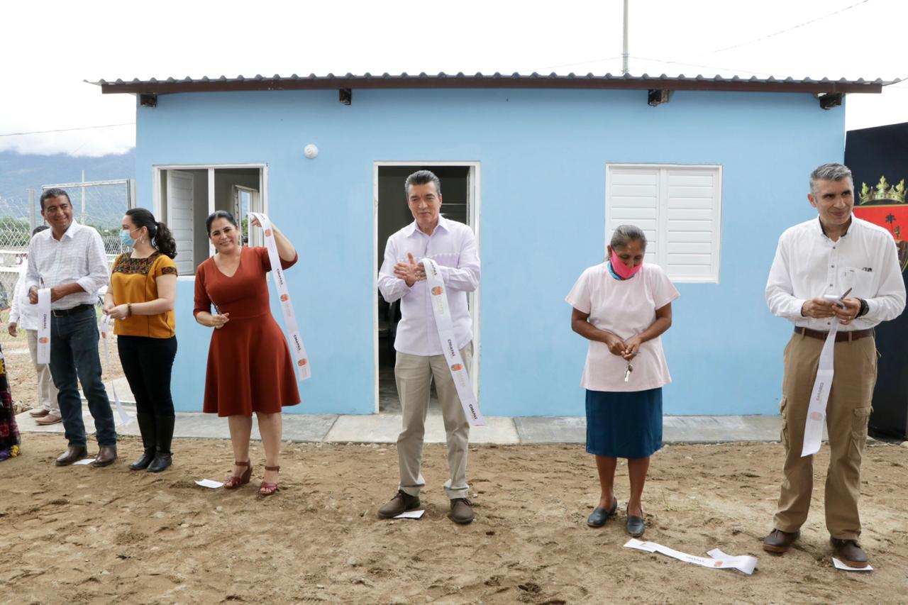 Encabeza Rutilio Escándon entrega de vivienda a madres solteras de Angel  Albino Corzo . – Periodistas San Cristóbal