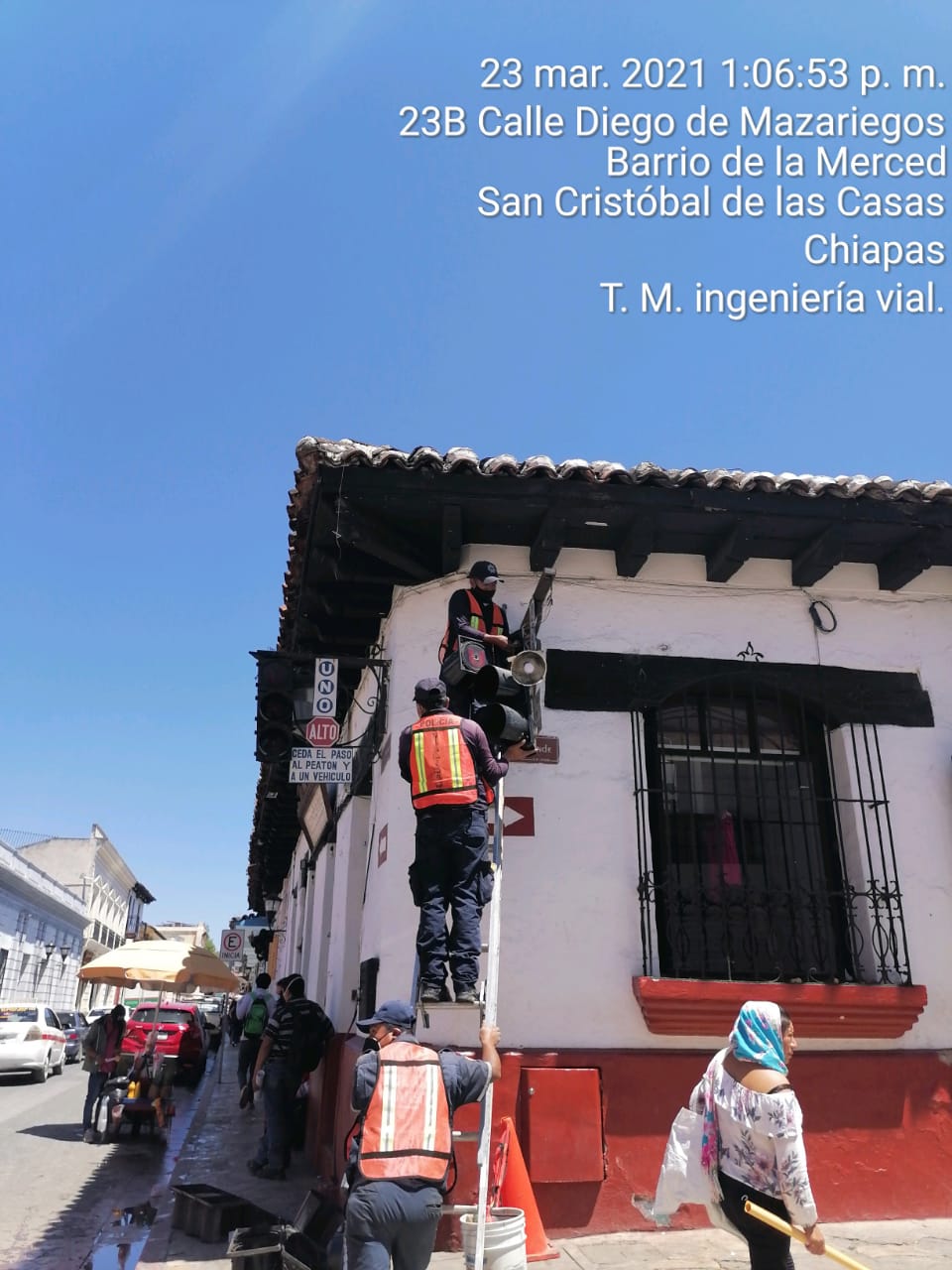 Se da mantenimiento a Semáforo uno x uno en el Centro Histórico de la  Ciudad. – Periodistas San Cristóbal